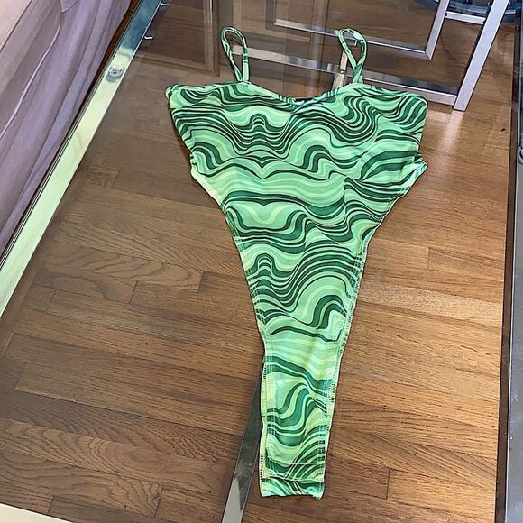 High cut green strap bodysuit cut high. Almost to the armpit. snap crotch. - Picture 8 of 8